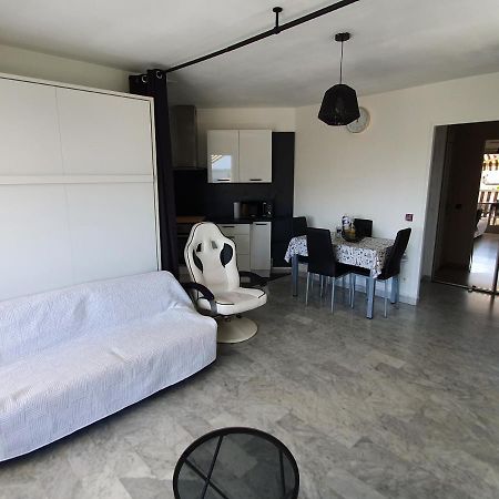 سا لُرون دو فار Superbe Appartement Plage Saint-Laurent Du Var المظهر الخارجي الصورة