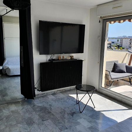 سا لُرون دو فار Superbe Appartement Plage Saint-Laurent Du Var المظهر الخارجي الصورة