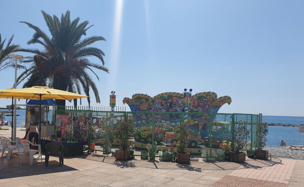 سا لُرون دو فار Superbe Appartement Plage Saint-Laurent Du Var المظهر الخارجي الصورة
