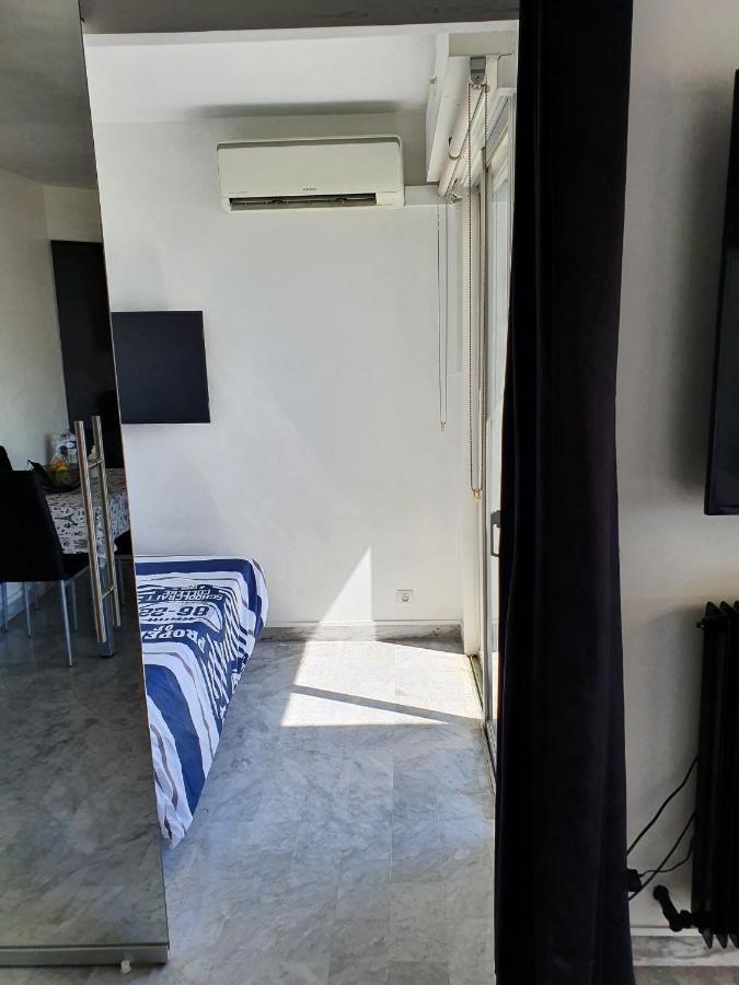 سا لُرون دو فار Superbe Appartement Plage Saint-Laurent Du Var المظهر الخارجي الصورة