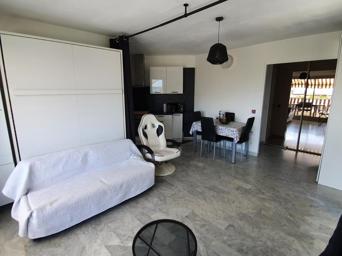 سا لُرون دو فار Superbe Appartement Plage Saint-Laurent Du Var المظهر الخارجي الصورة