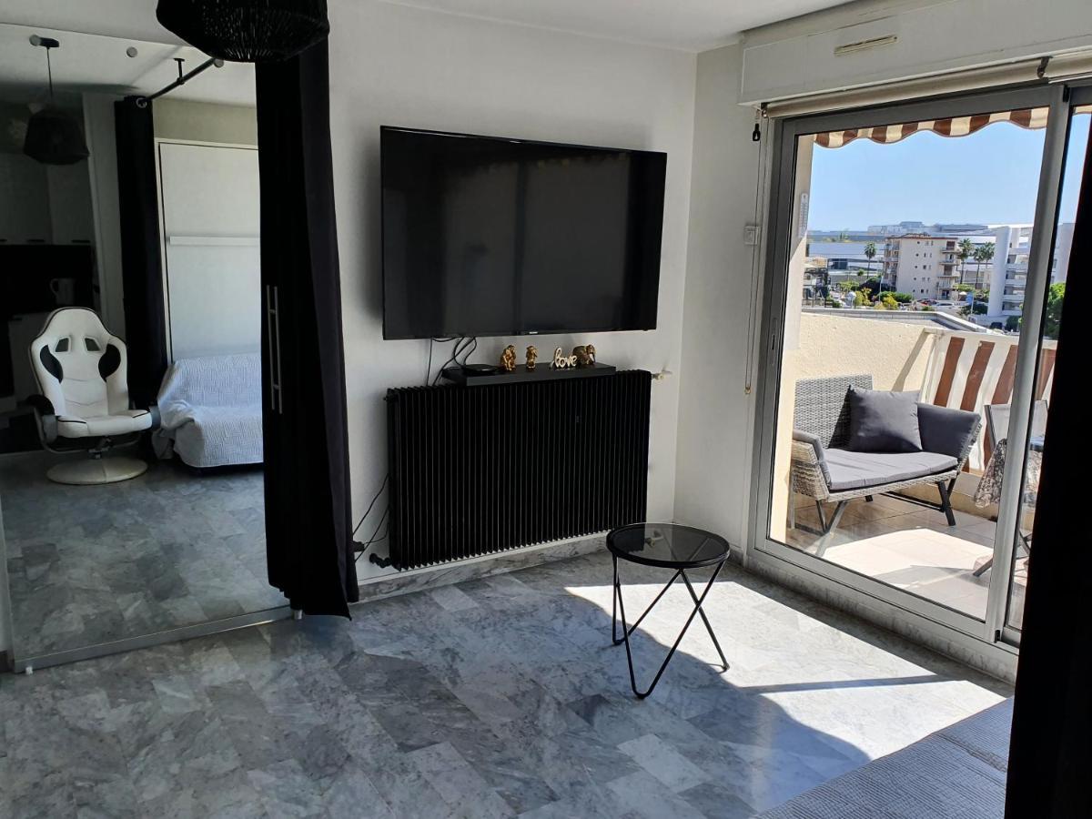 سا لُرون دو فار Superbe Appartement Plage Saint-Laurent Du Var المظهر الخارجي الصورة