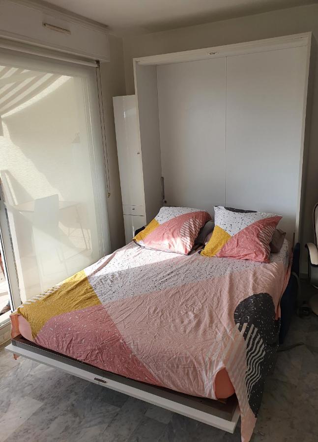 سا لُرون دو فار Superbe Appartement Plage Saint-Laurent Du Var المظهر الخارجي الصورة