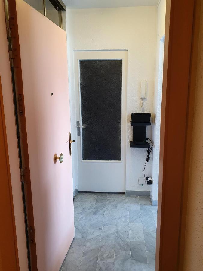 سا لُرون دو فار Superbe Appartement Plage Saint-Laurent Du Var المظهر الخارجي الصورة